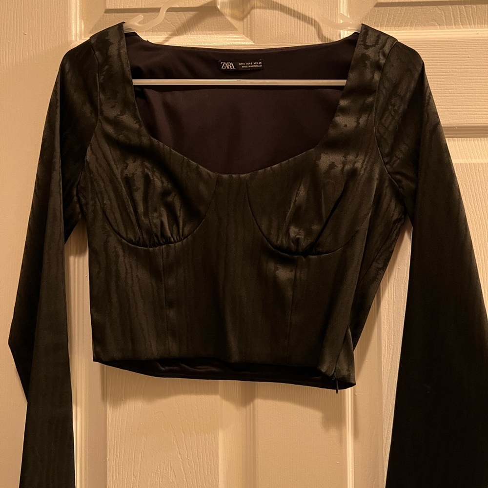 Long sleeve crop top.